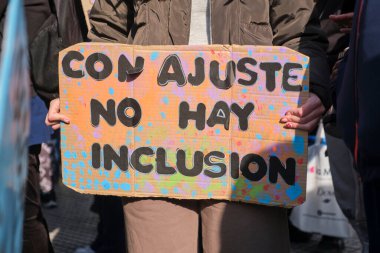 Buenos Aires, Arjantin; 10 Temmuz 2025: Engellilerin haklarını savunmak ve Engelliler Acil Durum Yasasını desteklemek amacıyla protesto. Poster: Uyum sağlanırsa kapsama olmaz