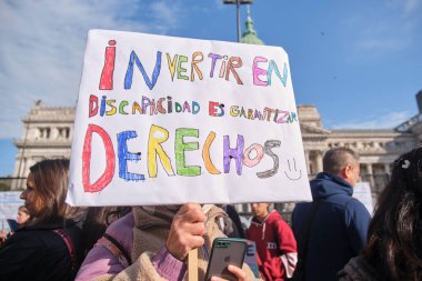 Buenos Aires, Arjantin; 10 Temmuz 2025: Engelli haklarını savunmak ve Engelli Acil Kanunu 'nu desteklemek için mitingler düzenleyin. Poster: Engelliliğe yatırım yapmak hakları güvence altına almaktır.
