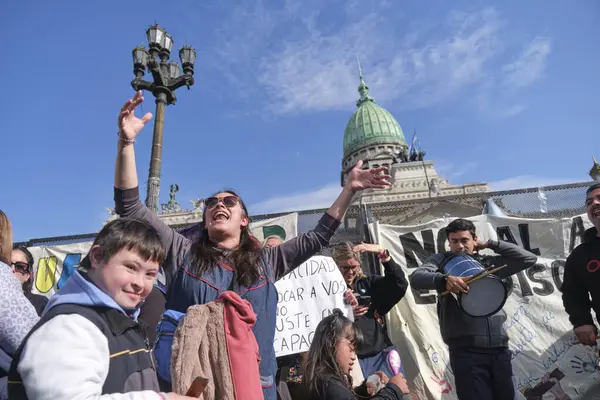 Buenos Aires, Arjantin; 10 Temmuz 2025: Engellilerin haklarını savunmak ve Engelliler Acil Durum Yasasını desteklemek amacıyla Ulusal Kongre önünde gösteri.