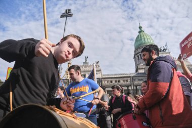 Buenos Aires, Arjantin; 10 Temmuz 2025: Engellilerin haklarını savunmak ve Engelliler Acil Durum Yasasını desteklemek amacıyla Ulusal Kongre önünde gösteri.