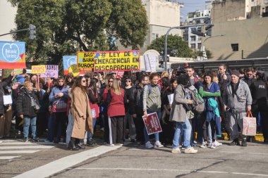 Buenos Aires, Arjantin; 10 Temmuz 2025: Engellilerin haklarını savunmak ve Engelliler Acil Durum Yasasını desteklemek amacıyla Ulusal Kongre önünde gösteri.