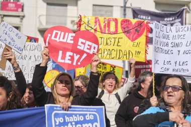 Buenos Aires, Arjantin; 10 Temmuz 2025: Engelli haklarının savunulması ve Engelli Acil Durum Yasası 'nın desteklenmesi amacıyla yapılan gösteri. Protesto işaretleri gösteren insanlar.