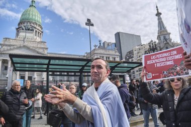 Buenos Aires, Arjantin; 10 Temmuz 2025: Engellilerin haklarını savunmak ve Engelliler Acil Durum Yasasını desteklemek amacıyla protesto. Poster: Engelli insanlar var ve direniyorlar.