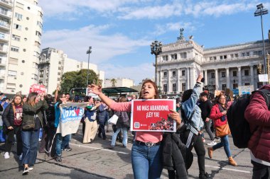 Buenos Aires, Arjantin; 10 Temmuz 2025: Engelli haklarının savunulması ve Engelli Acil Durum Yasası 'nın desteklenmesi amacıyla yapılan gösteri. Poster: Terk etmek yok, hukuk şimdi!