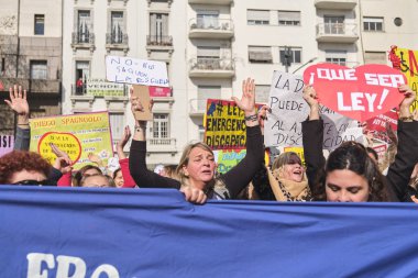 Buenos Aires, Arjantin; 10 Temmuz 2025: Engelli haklarının savunulması ve Engelli Acil Durum Yasası 'nın desteklenmesi amacıyla yapılan gösteri. Protesto işaretleri gösteren insanlar.