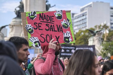 Buenos Aires, Arjantin; 10 Temmuz 2025: Engelli haklarının savunulması ve Engelli Acil Durum Yasası 'nın desteklenmesi amacıyla yapılan gösteri. Poster: Kimse yalnız kalarak kurtulamaz.