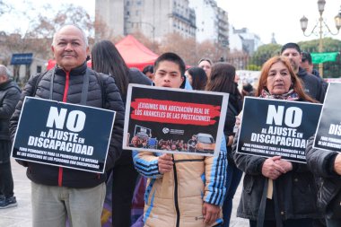 Buenos Aires, Arjantin; 10 Temmuz 2025: Engelli haklarının savunulması ve Engelli Acil Durum Yasası 'nın desteklenmesi amacıyla yapılan gösteri. Protesto işaretleri gösteren insanlar.