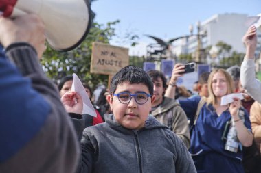 Buenos Aires, Arjantin; 10 Temmuz 2025: Engellilerin haklarını savunmak ve Engelliler Acil Durum Yasasını desteklemek amacıyla Ulusal Kongre önünde gösteri.