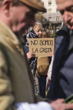 Buenos Aires, Arjantin; 10 Temmuz 2025: Engelli haklarının savunulması ve Engelli Acil Durum Yasası 'nın desteklenmesi amacıyla yapılan gösteri. Poster: Biz kast değiliz.