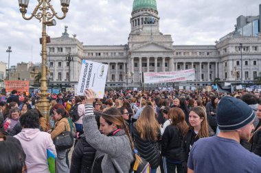 Buenos Aires, Arjantin; 10 Temmuz 2025: Engellilerin haklarını savunmak için Ulusal Kongre önünde gösteri. Poster: Acil durumda engellilik.