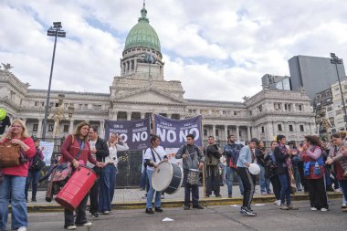 Buenos Aires, Arjantin; 10 Temmuz 2025: Engellilerin haklarını savunmak ve Engelliler Acil Durum Yasasını desteklemek amacıyla Ulusal Kongre önünde gösteri.