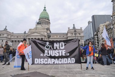 Buenos Aires, Arjantin; 10 Temmuz 2025: Engelli haklarının savunulması ve Engelli Acil Durum Yasası 'nın desteklenmesi amacıyla yapılan gösteri. Banner: Engellilikte ayarlamaya hayır.