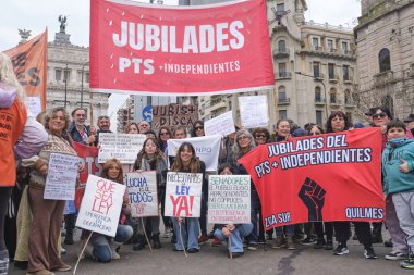 Buenos Aires, Arjantin; 10 Temmuz 2025: Engelli haklarının savunulması ve Engelli Acil Durum Yasası 'nın desteklenmesi amacıyla yapılan gösteri. Protesto işaretleri gösteren insanlar.