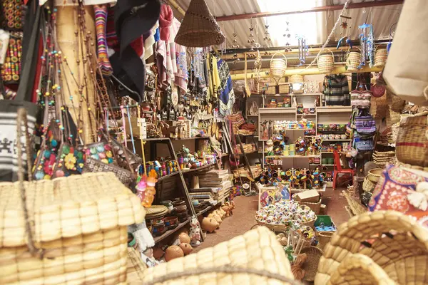 Raquira, Boyaca, Kolombiya; 29 Kasım 2022: El sanatlarıyla tanınan bu turizm kasabasında hediyelik eşya ve diğer el sanatları satan mağaza.