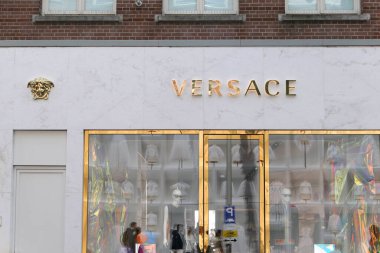 Amsterdam, Hollanda - 1 Mayıs 2022: Amsterdam 'daki Versace butiği. Versace, İtalyan lüks moda markası..