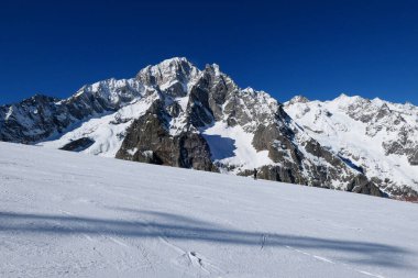 Courmayeur kayak merkezindeki Mont Blanc dağ manzarası. İtalyan Alpleri, Aosta Vadisi. İtalya 'da Monte Bianco, kayak yamacı.