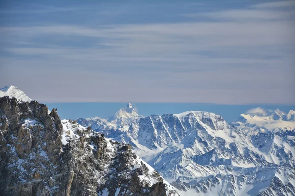 イタリアのプンタ ヘルブロナーからのアルプスの風景冬のパノラマ 背景にマッターホルン山 アオスタ渓谷 — ストック写真