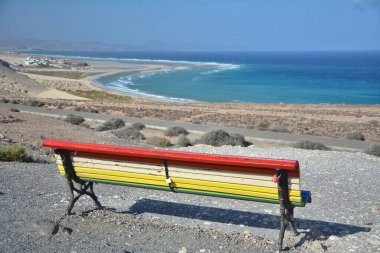 Fuerteventura Adası 'nda Sotavento plajı ve göl manzaralı bir bank. Kanarya Adaları, İspanya.