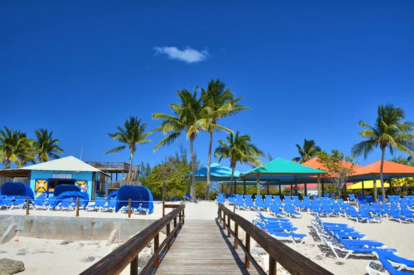 Plaża Wyspie Eleuthera Bahamach Błękitne Niebo Palmy — Zdjęcie stockowe