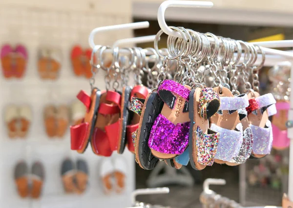 西班牙Menorca岛Ciutadella纪念品店的钥匙链 传统Menorcan Abarca鞋 — 图库照片