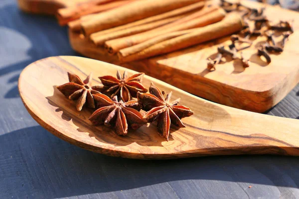 Star Anise Stars Spice Wooden Spoon Cinnamon Sticks Cloves Background — Stock Photo, Image