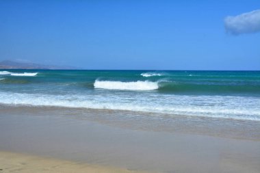 İspanya 'nın Kanarya Adaları' ndaki Fuerteventura adasında Atlantik Okyanusu plajı.