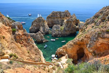 Portekiz, Algarve 'deki Ponta da Piedade uçurumları ve kayalıkları manzarası.