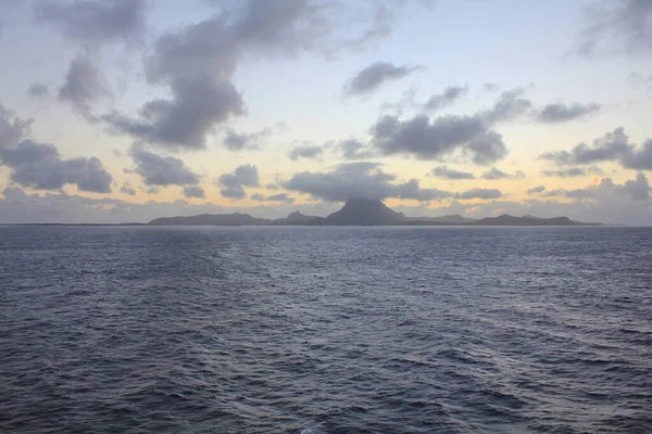 波拉波拉岛在日落前的黎明时分法属波利尼西亚 — 图库照片#