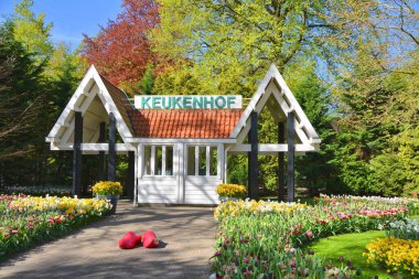 Hollanda, Lisse 'deki Keukenhof bahçe laleleri. Keukenhof bir bahar çiçeği lale cennetidir. Eski bir giriş..