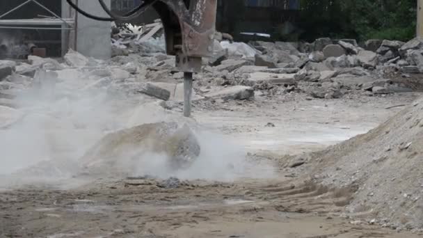 Picareta Hidráulica Esmagando Destruindo Concreto Canteiro Obras Uma Visão Próxima — Vídeo de Stock