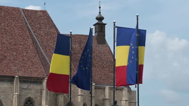 Roemeense Europese Unie Vlaggen Waait Wind Een Zonnige Dag Met — Stockvideo