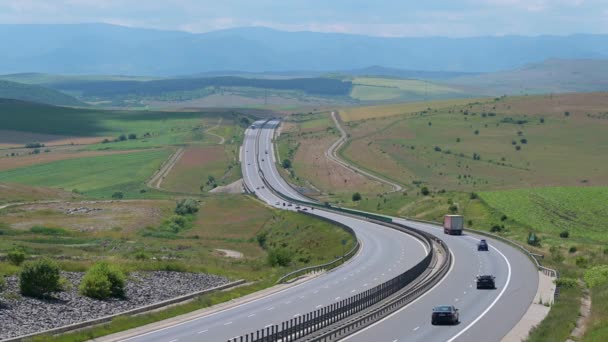 Autópálya Napellenző Romániai Dombok Felett Normál Közlekedéssel — Stock videók
