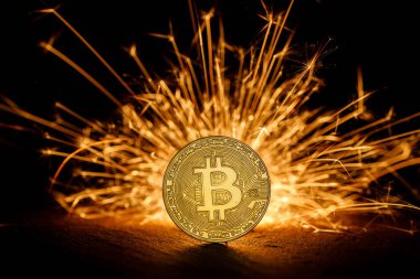 Arkasında ateş kıvılcımları olan dijital bitcoinler.