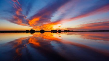 Romanya 'daki Tuna Deltası' nda yansımalarla gün doğumu