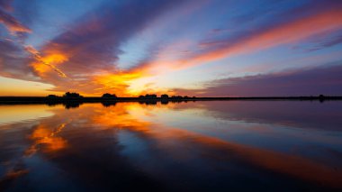 Romanya 'daki Tuna Deltası' nda yansımalarla gün doğumu