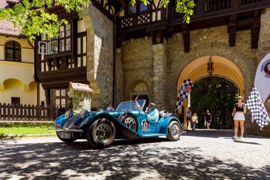 Tranylvania retro otomobil rallye Romanya 'daki Peles Kalesi, 29 Haziran 2022