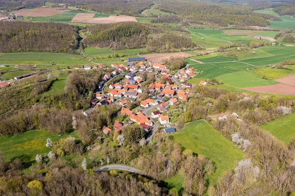 北ヘッセの畑の間にあるLderbachの村 — ストック写真