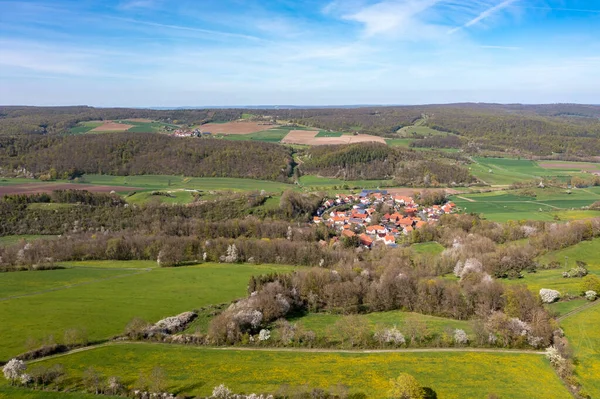 Kuzey Hesse Deki Tarlalar Arasındaki Lderbach Köyü — Stok fotoğraf