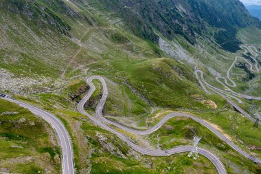 Dolambaçlı transfaragasan yolu ile Karpat Dağları