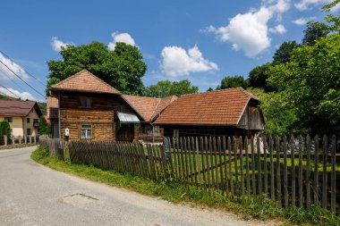 Romanya 'daki kepekli eski ahşap evler