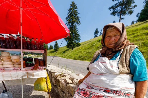 Uma Mulher Idosa Cárpatos Romênia Está Vendendo Comida Estrada Julho — Fotografia de Stock