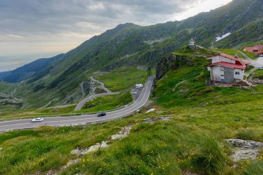 Dolambaçlı transfaragasan yolu ile Karpat Dağları