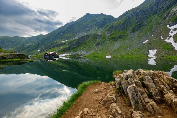 Montanhas Dos Cárpatos Com Lago Balea Fotos De Bancos De Imagens