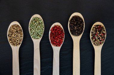 bir tahta kaşık biber