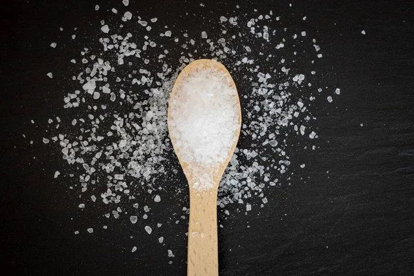 Αλάτι Μια Ξύλινη Κουτάλα — Φωτογραφία Αρχείου