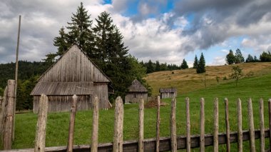 Romanya 'nın Karpatların Eski Çiftliği