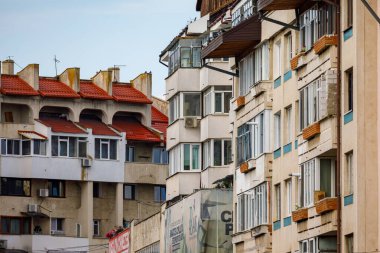 Doğu Avrupa 'da balkonlu eski bir ev.