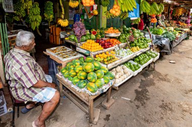 18 Ağustos 2018 'de Sri Lanka' daki Kandy pazarında bir dükkan.
