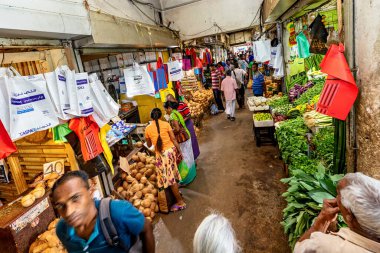 18 Ağustos 2018 'de Sri Lanka' daki Kandy pazarında bir dükkan.
