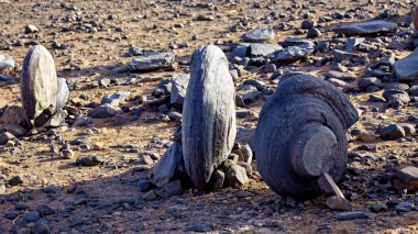 Cezayir saharasında yuvarlak lav kayaları